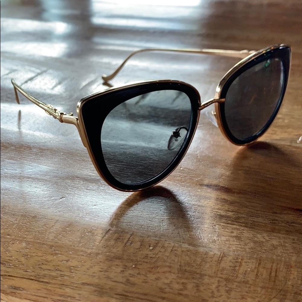 Metal framed cat eye women’s sunglasses!!!!